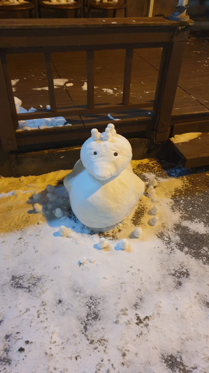 街歩いてたらでかいカモの雪だるまがあったが https://t.co/6rzm4tz2ws