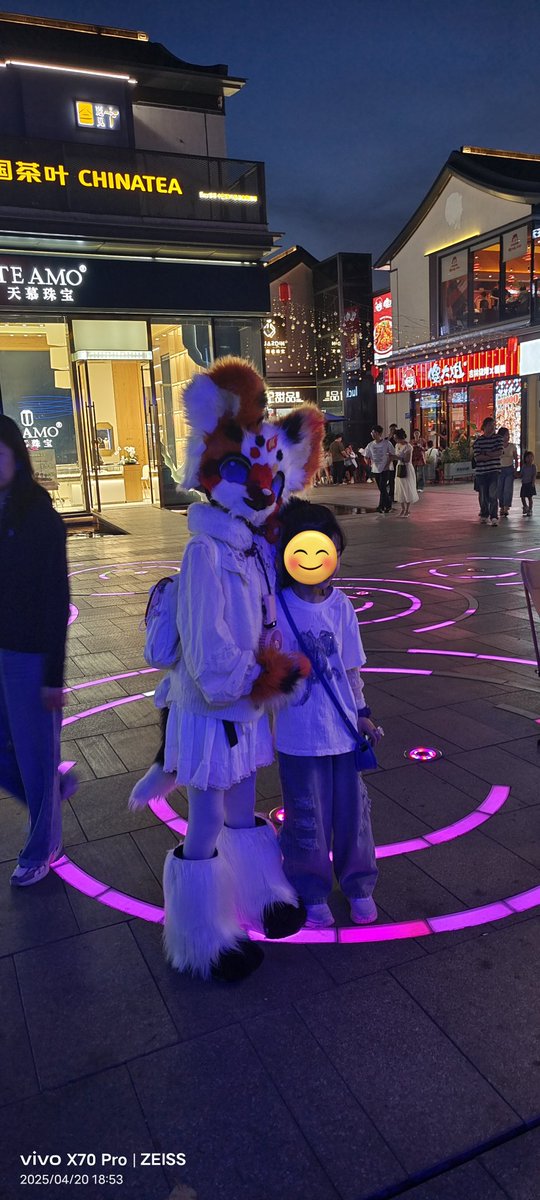 太阳打西边出来了 上着班门口遇到福瑞））我还以为无锡这地方没有呢…… https://t.co/6n8bl0yjVa