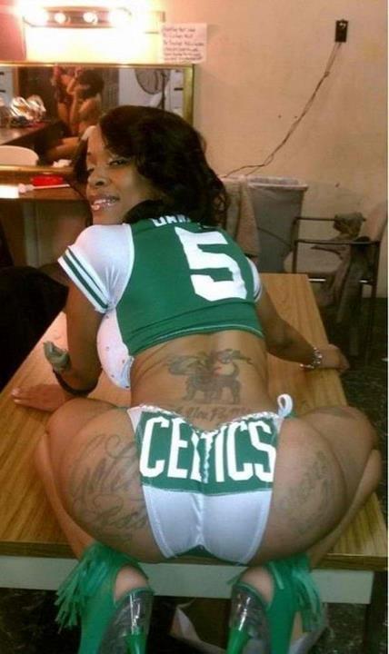 That ass look sooooooo damn good to me made my mouth water lol http://t.co/MK...